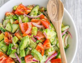 Une salade composée de concombres, de tomates et d’avocats