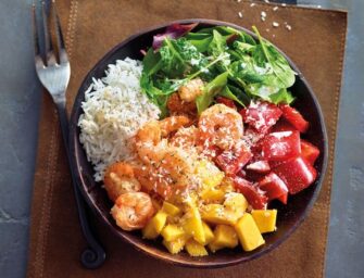 Bowl de crevettes à la mangue et à la noix de coco