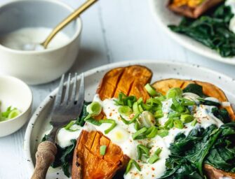 Patate douce garnie aux épinards et sauce yaourt