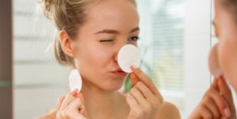 Démaquillant et nettoyant pour le visage : quelle est la différence et quand les utiliser
