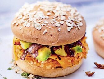 Burger végan : patate douce, avocat et sauce tahini