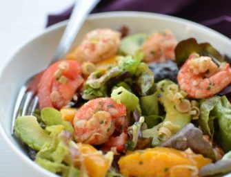 Salade de crevettes, avocat et mangue