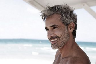 Les hommes doivent-ils teindre leurs cheveux gris ?