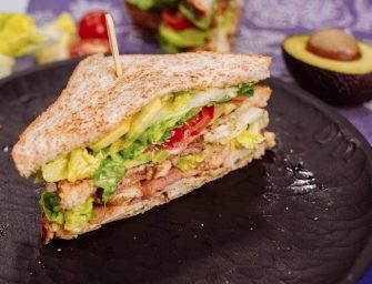 Club sandwich au poulet, bacon & avocat