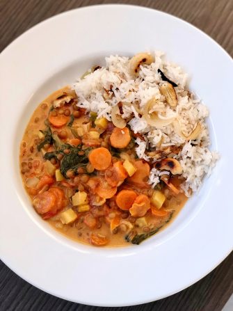 Curry de légumes, riz aux oignons et noix de cajou – vegan