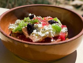 La salade crétoise, tomates cerises, câpres et feta