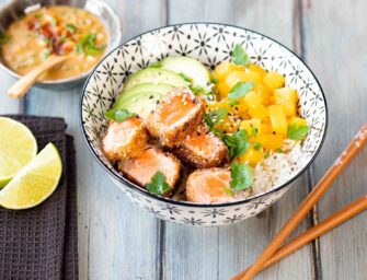 Le bowl au saumon croustillant, mangue, avocat et riz basmati