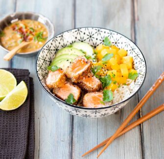 Le bowl au saumon croustillant, mangue, avocat et riz basmati