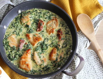 Poulet crémeux au parmesan, épinards et tomates séchées