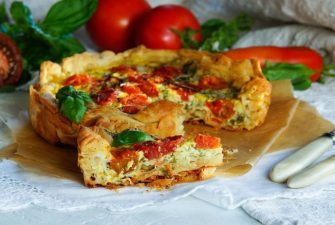 Une tarte salée basilic et tomates cerises