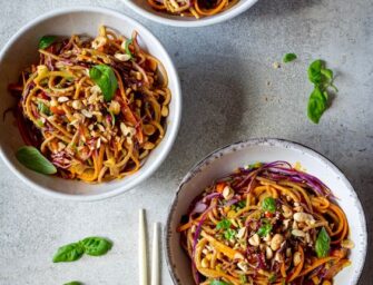 Nouilles teriyaki aux légumes et aux arachides