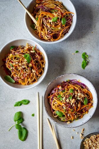 Nouilles teriyaki aux légumes et aux arachides