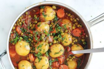 Petits pois, carottes et pommes de terre en sauce tomate