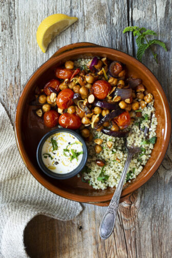 Bol marocain au pois chiche, tomates cerises et amandes