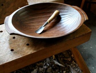 Un umete ancien en bois pour une décoration rustique et traditionnelle