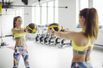 8 exercices pour muscler les abdominaux avec un simple médecine ball.