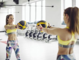 8 exercices pour muscler les abdominaux avec un simple médecine ball.