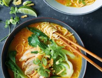 Soupe ramen au lait de coco, aux poulet et choux chinois