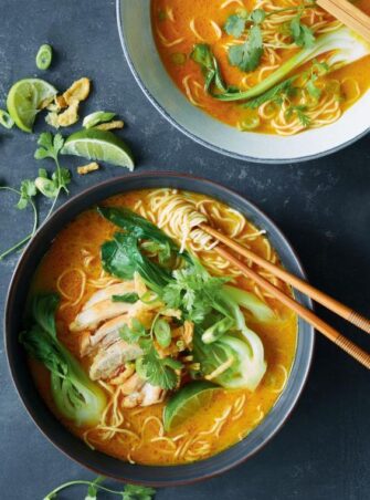 Soupe ramen au lait de coco, aux poulet et choux chinois