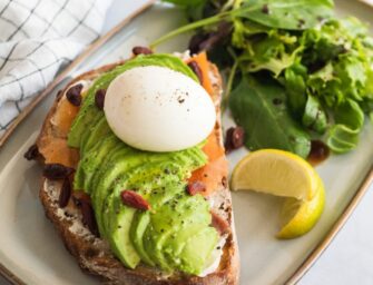 Brushetta au saumon et à l’avocat avec un oeuf mollet