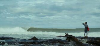 Découvrez un spot de surf aussi impressionnant que la passe de Teahupoo