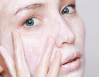 Quelle routine de soin adopter pour une peau acnéique ?