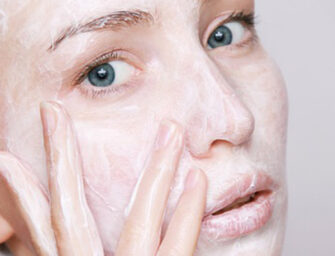 Quelle routine de soin adopter pour une peau acnéique ?