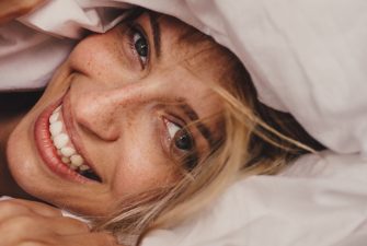 Pourquoi bien dormir donne une plus belle peau ?