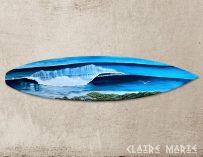 Claire Marie crée des œuvres d’art étonnantes, à partir de vieilles planches de surf.