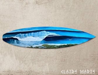 Claire Marie crée des œuvres d’art étonnantes, à partir de vieilles planches de surf.