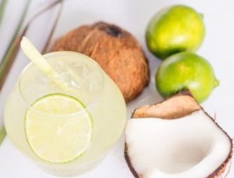 Cocktail rhum coco, gingembre, citronnelle et coriandre