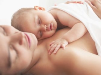 Les bienfaits du contact peau à peau pour apaiser votre nouveau-né