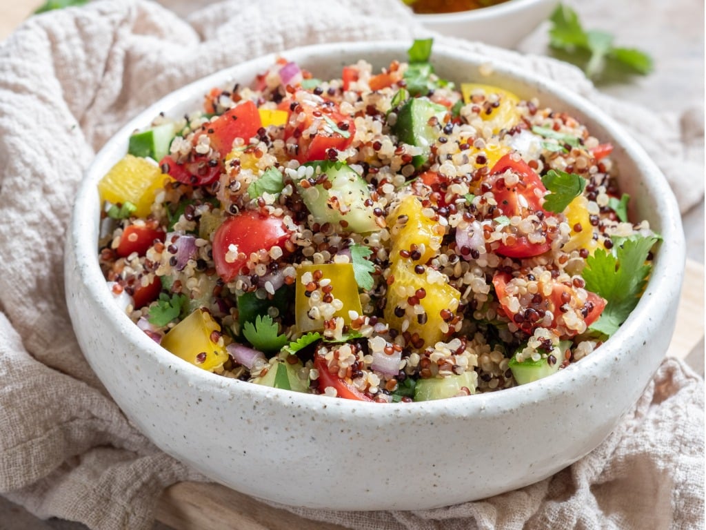 quinoa-tabbouleh-salad-picture-id1160073974