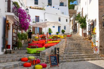 Ibiza: L’Île aux Mille Couleurs – Entre Nature, Culture et Festivité