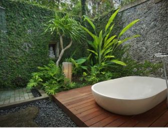 Créez une oasis de détente : une Salle de Bain tropicale végétale extérieure