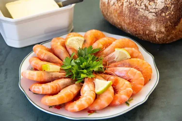 assiette-de-crevettes-cuites-a-l-eau