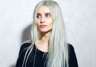 Cheveux blonds, gris ou blancs qui jaunissent : Pourquoi cela arrive et comment l’éviter ?