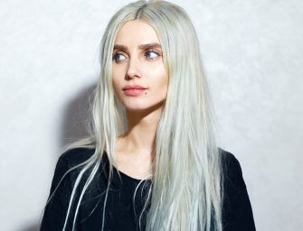 Cheveux blonds, gris ou blancs qui jaunissent : Pourquoi cela arrive et comment l’éviter ?