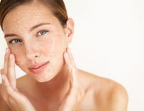 L’exfoliation du visage : Le secret d’une peau lumineuse et jeune