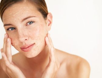 L’exfoliation du visage : Le secret d’une peau lumineuse et jeune