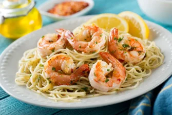 Spaghettis aux crevettes : la recette à l’ail et au persil qui fait toujours un carton