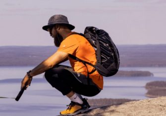 Marcher intelligemment : la technique du « rucking », la nouvelle tendance forme qui muscle sans forcer