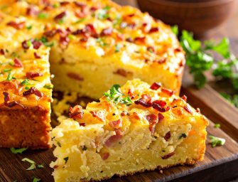 Un gâteau salé pour le matin : cette version croustillante au bacon et pommes de terre