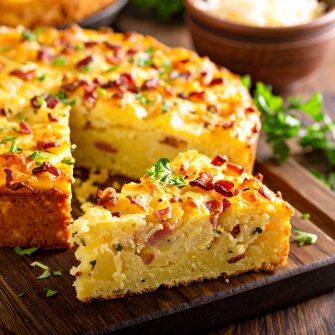 Un gâteau salé pour le matin : cette version croustillante au bacon et pommes de terre