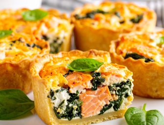 La quiche saumon-épinards revisitée avec une pâte moelleuse à la patate douce
