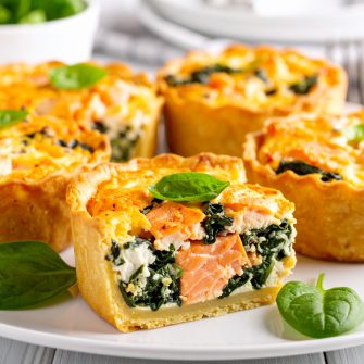 La quiche saumon-épinards revisitée avec une pâte moelleuse à la patate douce