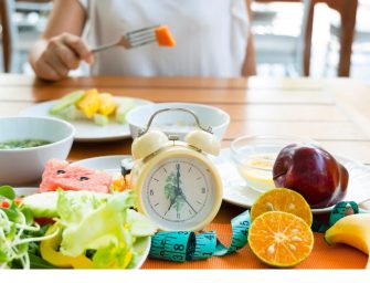 Le jeûne intermittent : bonne idée ou fausse promesse ? Ce qu’il faut savoir avant de sauter le petit-déj’