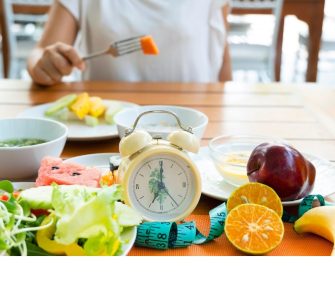 Le jeûne intermittent : bonne idée ou fausse promesse ? Ce qu’il faut savoir avant de sauter le petit-déj’