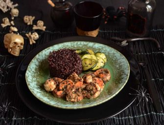 Spécial Halloween – Crevettes sautées à l’ail noir