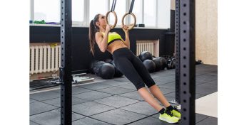 Muscler bras et épaules aux anneaux : l’entraînement complet pour des épaules solides et stables